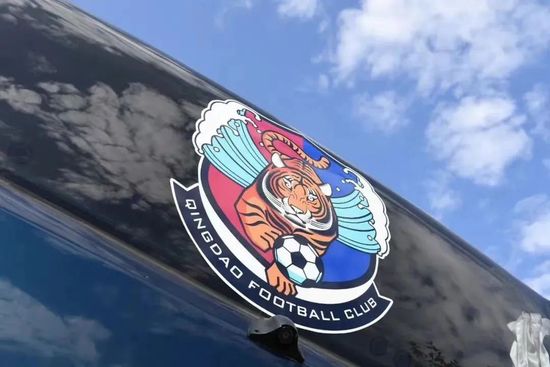 德天空最早在本月初抛出重磅炸弹，当时称拜仁准备支付巨额转会费签下巴萨后卫阿劳霍，图赫尔向阿劳霍表示将不惜一切代价。